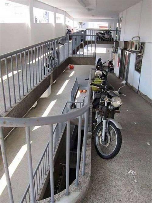 Lạ lùng tòa nhà không thang bộ, không thang máy vẫn phóng được xe vào tận cửa nhà-2