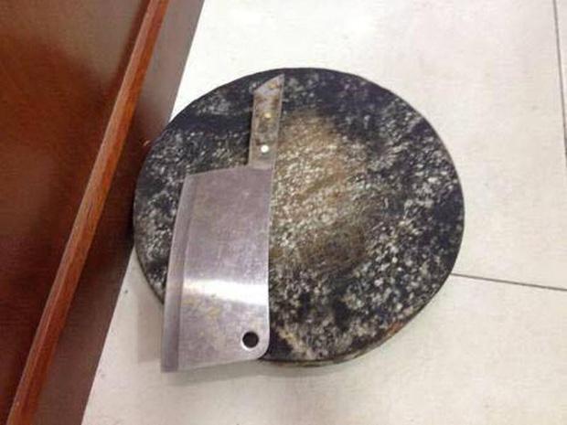 Hà Nội: Dao thớt từ chung cư Linh Đàm rơi thẳng xuống đất, suýt trúng đầu người dân-1