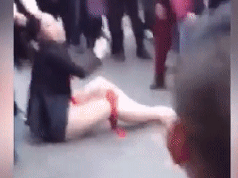 Người đàn ông đạp thẳng vào mặt nữ tài xế giữa phố Hà Nội-3