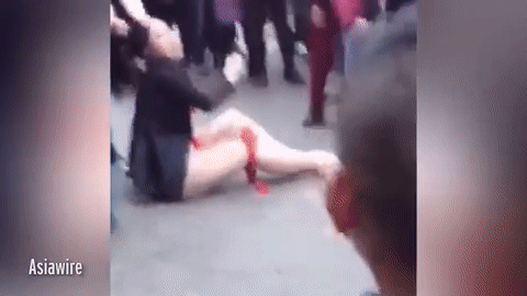 Đánh ghen hội đồng kinh hoàng: Túm tóc, lột nội y nhân tình giữa phố-1