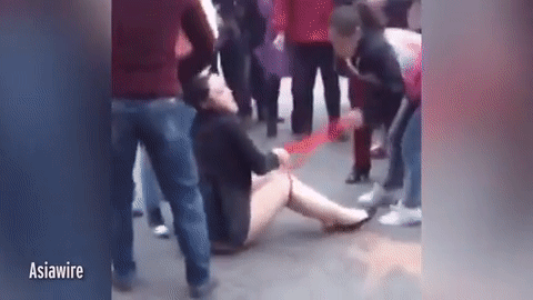 Đánh ghen hội đồng kinh hoàng: Túm tóc, lột nội y nhân tình giữa phố-2