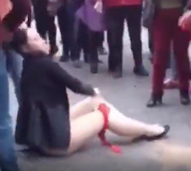 Đánh ghen hội đồng kinh hoàng: Túm tóc, lột nội y nhân tình giữa phố-3