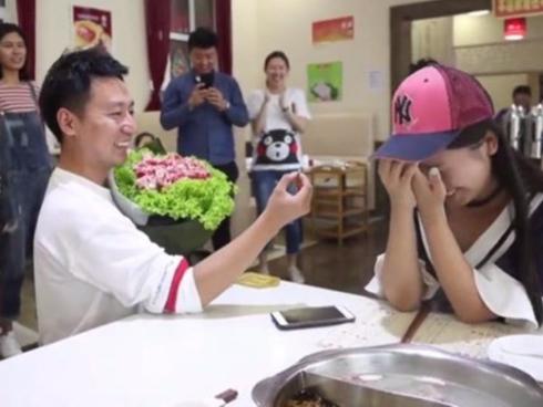 Cầu hôn thành công nhờ bó hoa thịt bò-1