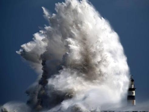 Những địa điểm đẹp lạ lùng trong sương mù, lốc xoáy