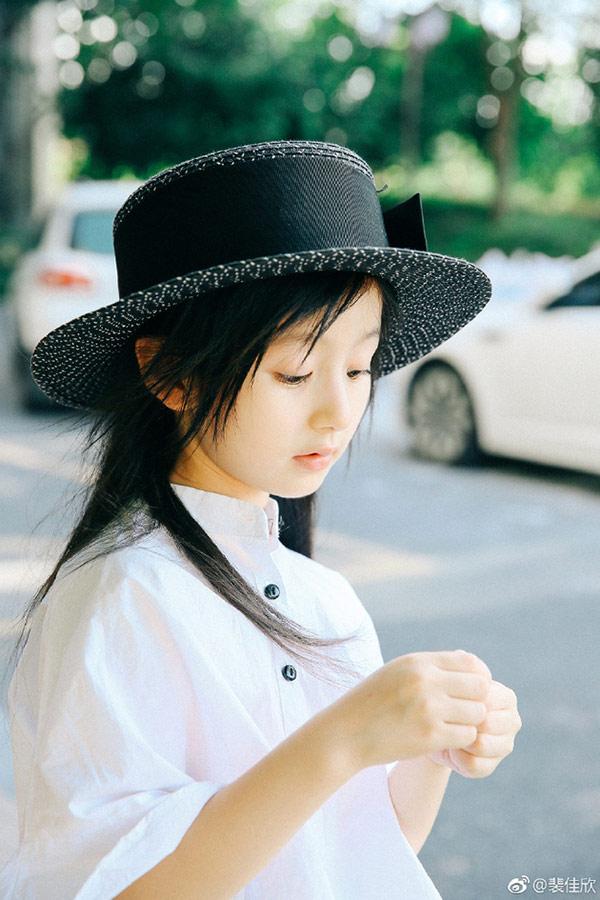 Vẻ đẹp thiên thần của bé gái mới nổi được cho là xinh hơn Hoa khôi nhí Cần Thơ-1