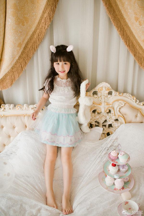 Vẻ đẹp thiên thần của bé gái mới nổi được cho là xinh hơn Hoa khôi nhí Cần Thơ-2