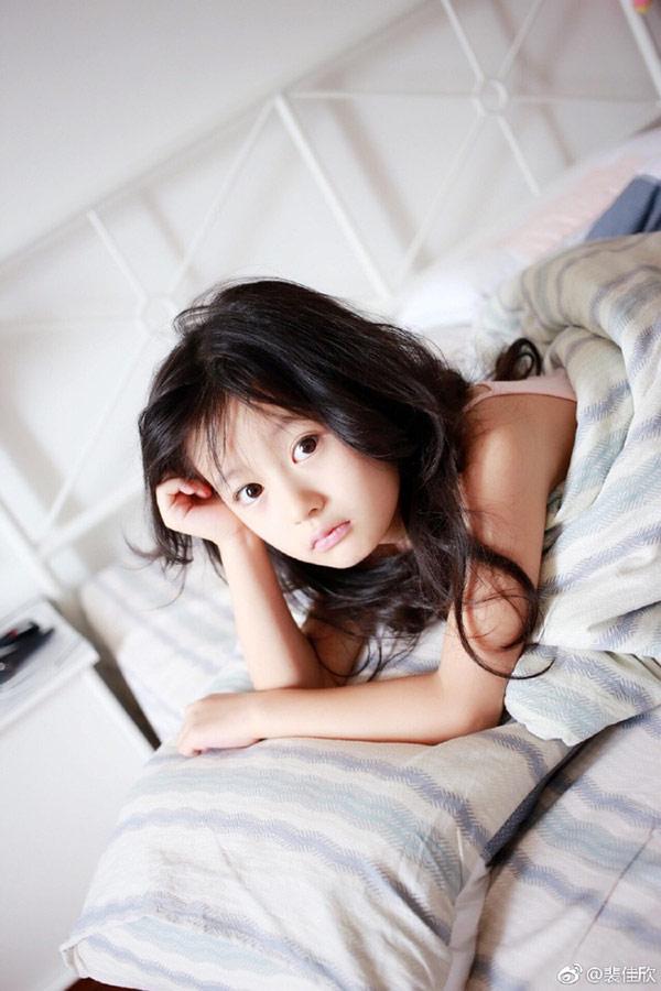 Vẻ đẹp thiên thần của bé gái mới nổi được cho là xinh hơn Hoa khôi nhí Cần Thơ-4