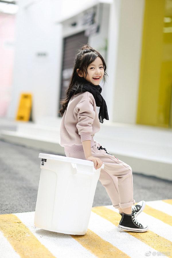 Vẻ đẹp thiên thần của bé gái mới nổi được cho là xinh hơn Hoa khôi nhí Cần Thơ-3