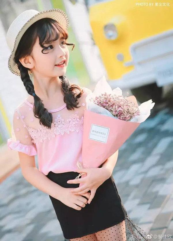 Vẻ đẹp thiên thần của bé gái mới nổi được cho là xinh hơn Hoa khôi nhí Cần Thơ-5