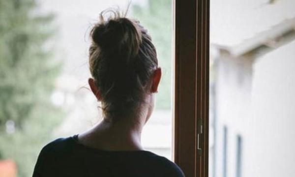 Nhờ hàng xóm, phát hiện bí mật kinh khủng của con dâu-1