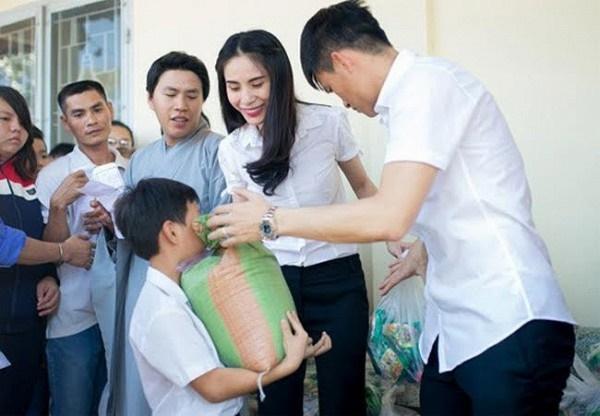 Thủy Tiên - Công Vinh đèo nhau tình cảm trên xe máy, đi làm từ thiện tại quê nhà-2
