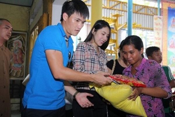 Thủy Tiên - Công Vinh đèo nhau tình cảm trên xe máy, đi làm từ thiện tại quê nhà-3