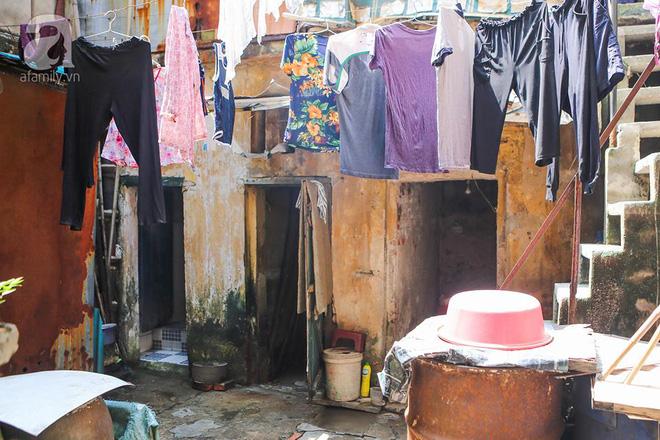 Sống khổ trong nhà phố cổ nằm trên nóc WC: Khi yêu đương vương mùi xú khí, bếp ăn ở cạnh bồn cầu-1