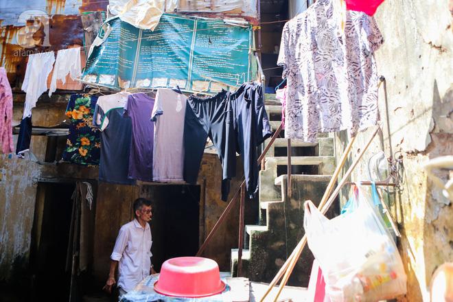 Sống khổ trong nhà phố cổ nằm trên nóc WC: Khi yêu đương vương mùi xú khí, bếp ăn ở cạnh bồn cầu-2