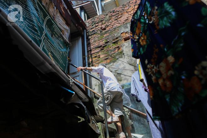 Sống khổ trong nhà phố cổ nằm trên nóc WC: Khi yêu đương vương mùi xú khí, bếp ăn ở cạnh bồn cầu-3