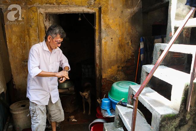 Sống khổ trong nhà phố cổ nằm trên nóc WC: Khi yêu đương vương mùi xú khí, bếp ăn ở cạnh bồn cầu-5