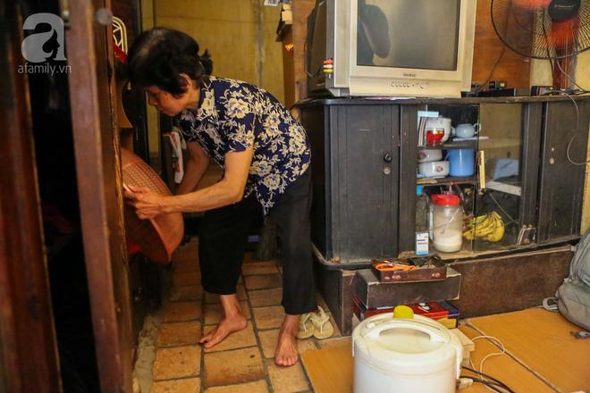 Sống khổ trong nhà phố cổ nằm trên nóc WC: Khi yêu đương vương mùi xú khí, bếp ăn ở cạnh bồn cầu-9