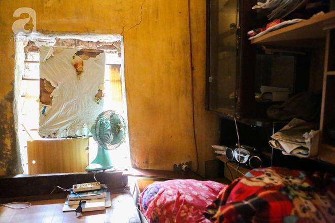 Sống khổ trong nhà phố cổ nằm trên nóc WC: Khi yêu đương vương mùi xú khí, bếp ăn ở cạnh bồn cầu-11