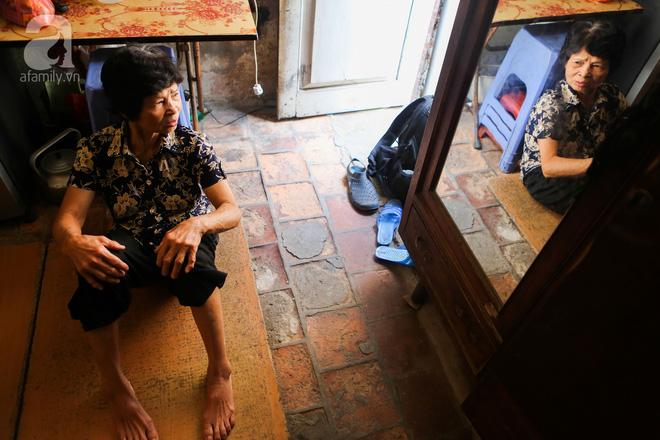 Sống khổ trong nhà phố cổ nằm trên nóc WC: Khi yêu đương vương mùi xú khí, bếp ăn ở cạnh bồn cầu-13