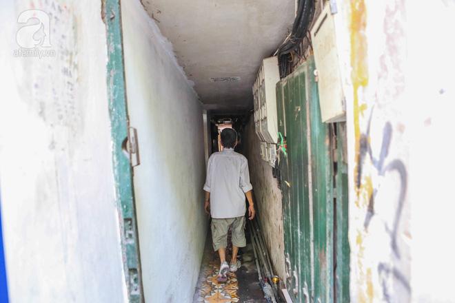 Sống khổ trong nhà phố cổ nằm trên nóc WC: Khi yêu đương vương mùi xú khí, bếp ăn ở cạnh bồn cầu-15