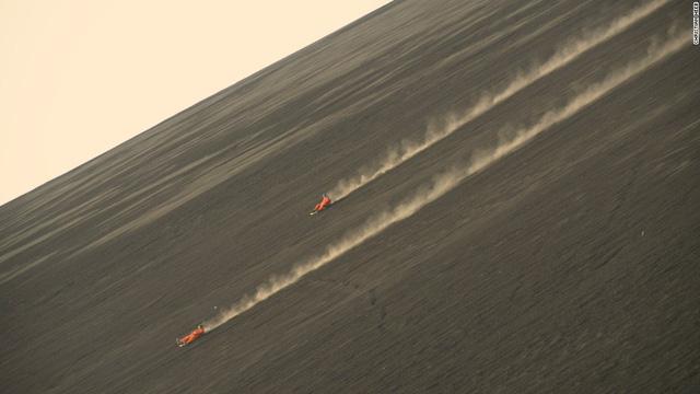 Thót tim với những pha trượt trên sườn núi lửa của du khách-4