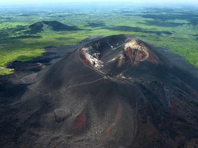 Thót tim với những pha trượt trên sườn núi lửa của du khách-5