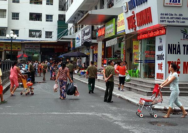 Hà Nội: Cư dân HH Linh Đàm lại hết hồn khi chiếc cốc thủy tinh rơi xuống, suýt trúng đầu 2 mẹ con-10