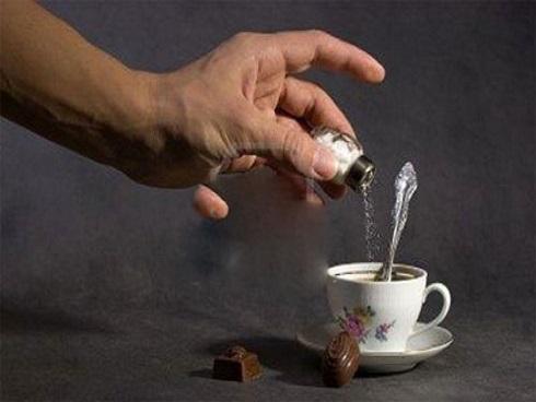 Mẹ trẻ ôm con nhảy cầu: Bà ngoại đau đớn thét lên trong đám tang-3