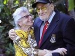 Chuyện xúc động về nụ hôn 76 năm sau trận đánh 'Trân Châu Cảng'