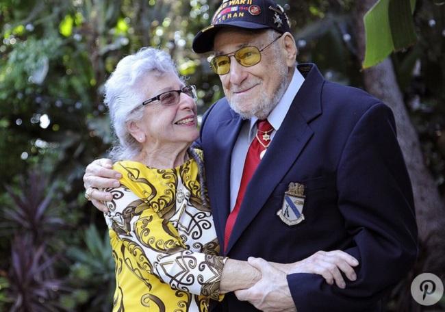 Chuyện xúc động về nụ hôn 76 năm sau trận đánh Trân Châu Cảng-1