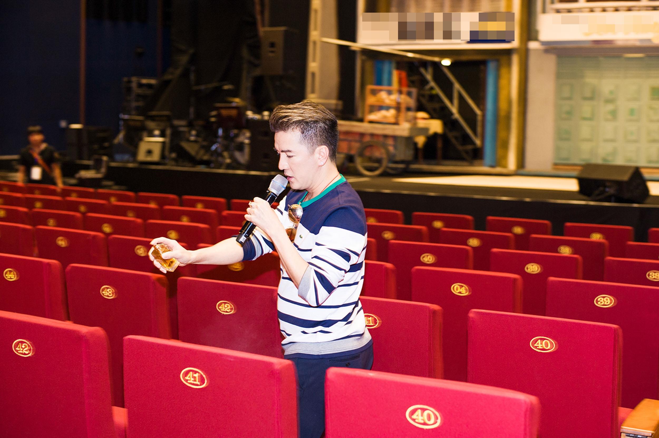 Chuyện ít người biết: Đàm Vĩnh Hưng tự tay ướp nước hoa lên ghế ngồi của khán giả-2