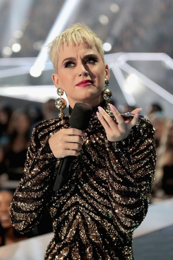 Katy Perry phẫn nộ khi Taylor Swift cố tình át vía mình ngay trong lễ trao giải VMAs-1