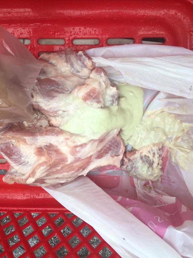 Phụ huynh kinh hãi chứng kiến ổ mủ chảy ra từ thịt lợn cung cấp vào bếp ăn trường học-2