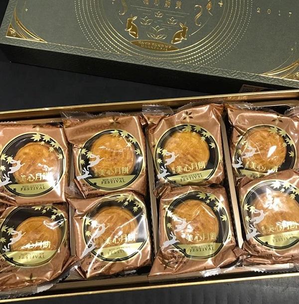 Bên trong bánh trung thu trứng muối nhập ngoại 1 triệu/hộp-1