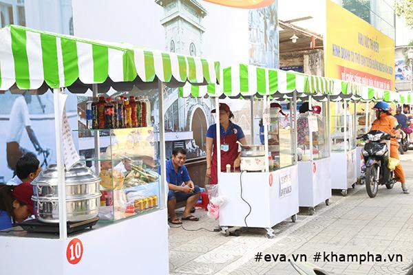 Cận cảnh thiên đường món ăn ngon - bổ - rẻ tại Phố hàng rong đầu tiên ở Sài Gòn-1