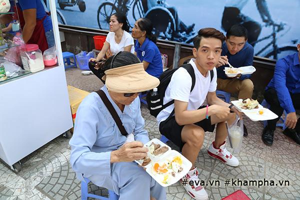 Cận cảnh thiên đường món ăn ngon - bổ - rẻ tại Phố hàng rong đầu tiên ở Sài Gòn-3