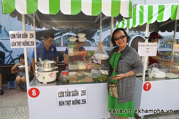 Cận cảnh thiên đường món ăn ngon - bổ - rẻ tại Phố hàng rong đầu tiên ở Sài Gòn-12