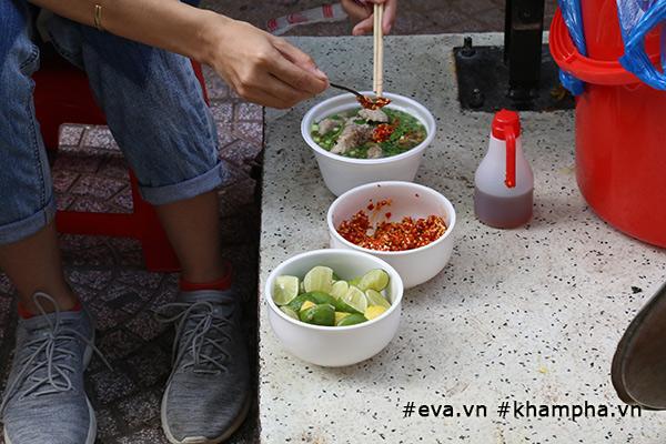 Cận cảnh thiên đường món ăn ngon - bổ - rẻ tại Phố hàng rong đầu tiên ở Sài Gòn-9