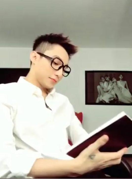 Bắt chước Taeyang của Sơn Tùng lại vô tình phù hợp với hình tượng soái ca sơ mi trắng đến lạ!-3