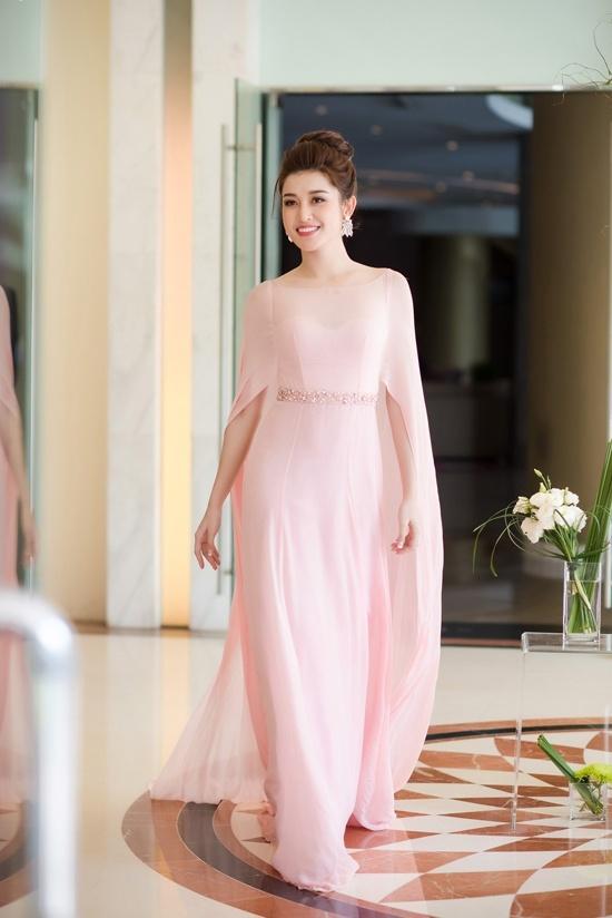 Minh Hằng - Hoàng Thùy đua top mặc đẹp trên thảm đỏ với loạt thiết kế bồng bềnh-6