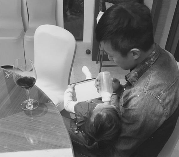 Đặng Siêu đập vỡ điện thoại khi thấy Tôn Lệ sờ mông trai trẻ-5