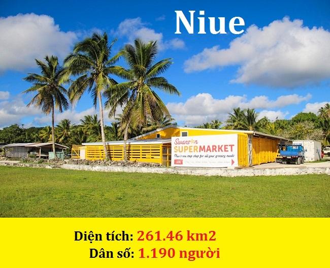 Quốc đảo Niue nằm giữa Châu Đại Dương và được rất ít người biết đến, nên du lịch ở đây không phổ biến. Quốc gia này sống chủ yếu bằng tiền trợ cấp quốc tế từ New Zealand. Nơi đây chỉ có 1 sân bay và 1 siêu thị duy nhất.