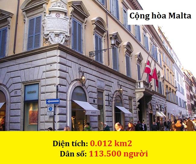 Malta là một quốc gia nhỏ với diện tích chỉ vẻn vẹn 0,012 km2 nằm trên lãnh thổ thành phố Rome, Ý.  Nơi đây có tiền, tem, trang web, biển số và hộ chiếu riêng. Công dân ở quốc gia này cũng được miễn thị thực tại một số quốc gia trên thế giới.