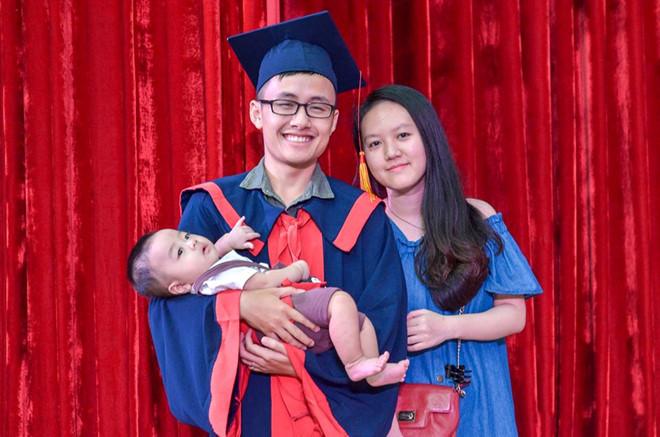 Nam sinh Bách khoa nhận bằng tốt nghiệp loại giỏi bên vợ và con trai-1