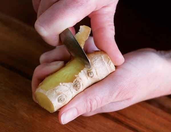 Lột vỏ gừng chưa bao giờ dễ đến thế khi bạn để gừng vào đây 2 giờ trước khi ra tay-2