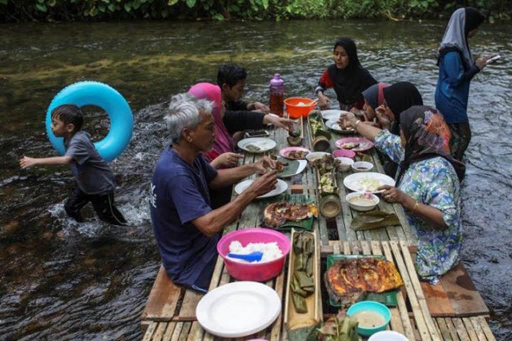 Mắt chữ A, mồm chữ O trước những nhà hàng kỳ dị nhất châu Á-8