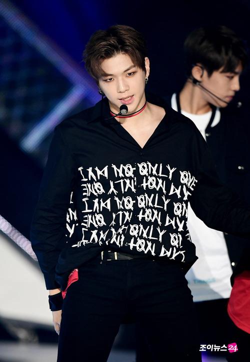 Fan xót xa la ó khi WANNA ONE bị stylist hại đến mức mặc đồ nhái mà không biết-5