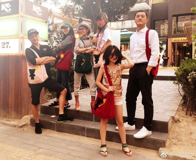 Con gái hở hàm ếch của Vương Phi - Lý Á Bằng giờ như fashionista khiến nhiều người ngưỡng mộ-3