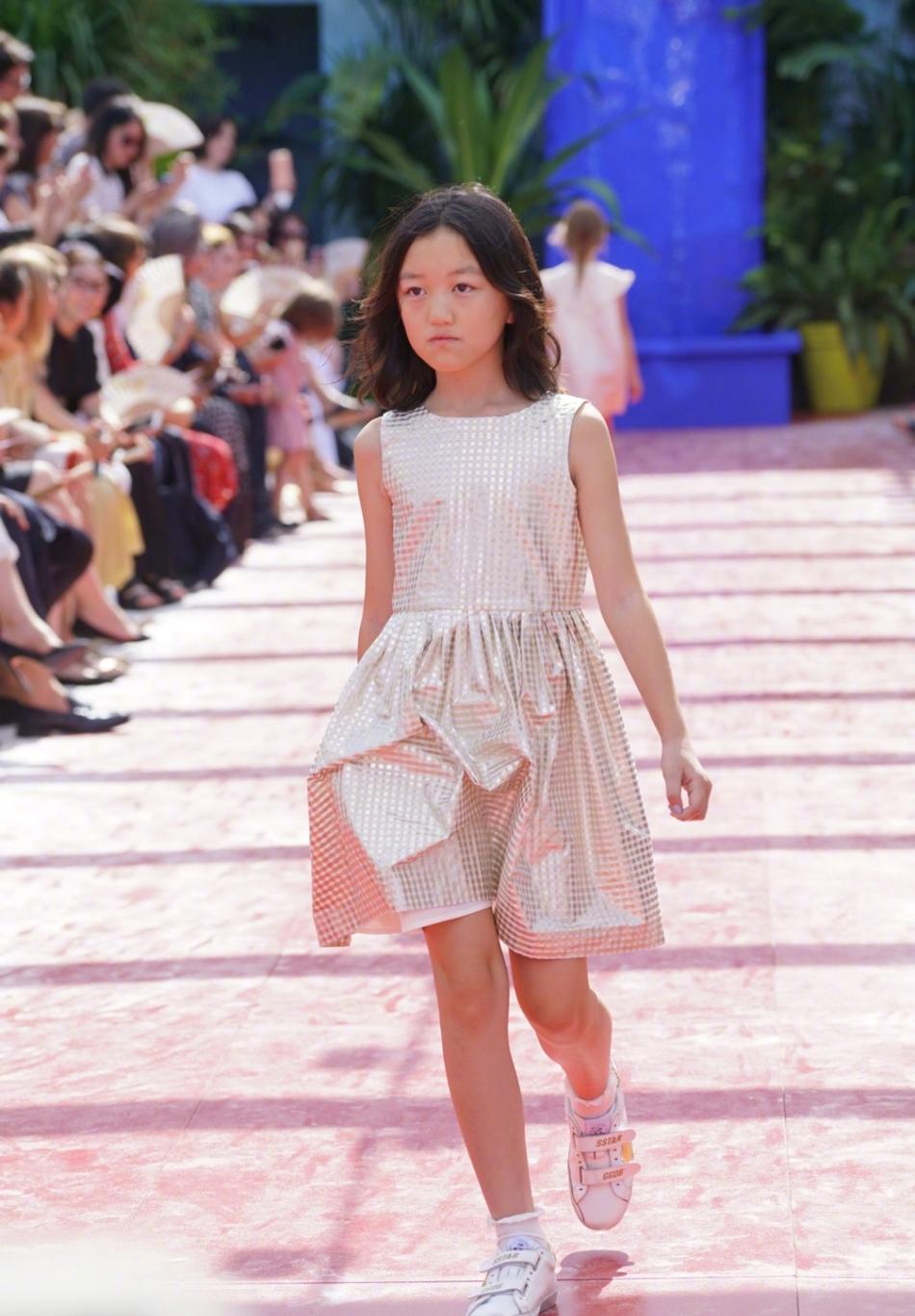 Con gái hở hàm ếch của Vương Phi - Lý Á Bằng giờ như fashionista khiến nhiều người ngưỡng mộ-10