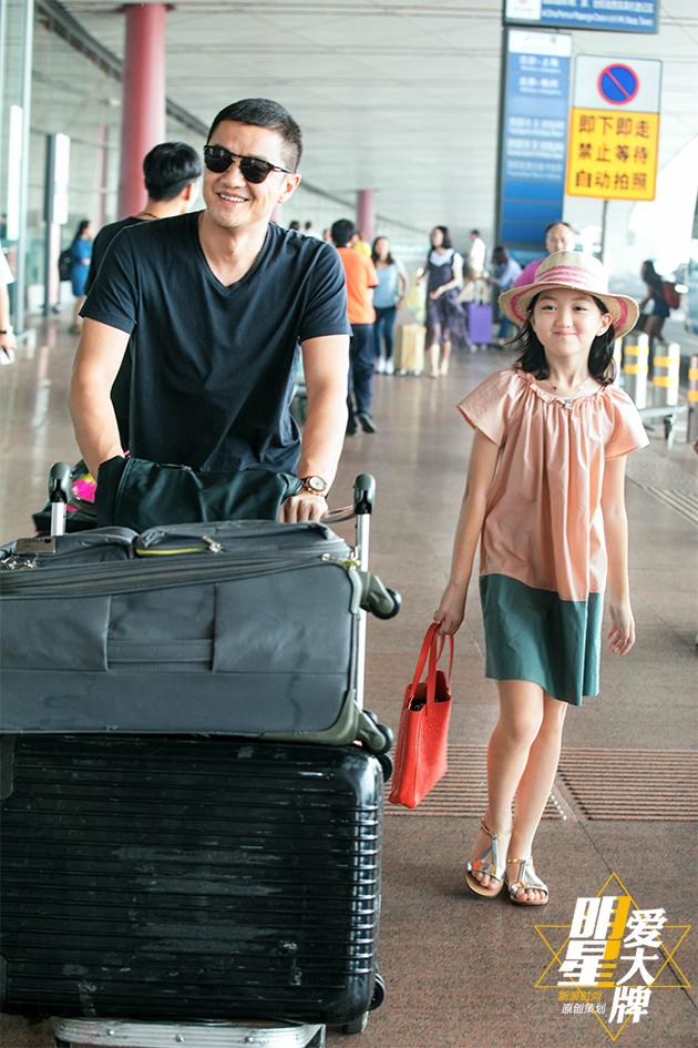 Con gái hở hàm ếch của Vương Phi - Lý Á Bằng giờ như fashionista khiến nhiều người ngưỡng mộ-8